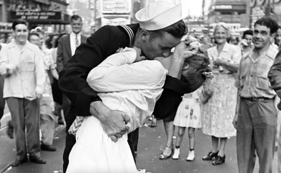Backstory On The Iconic ‘Kissing Sailor’ Photo